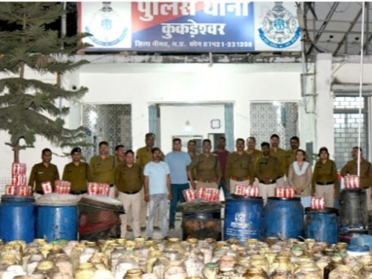 नीमच में कुकड़ेश्वर पुलिस का बड़ा प्रहार: जंगल में 1100 लीटर महुआ लहान नष्ट, अवैध भट्टियां भी तोड़ीं