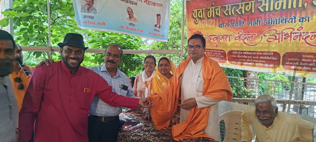 उज्जैन में बुजुर्गों की सेवा के लिए आगे आए युवा, मंदिर परिसर में बांटी दवाइयां; सोनू गेहलोत भी हुए शामिल