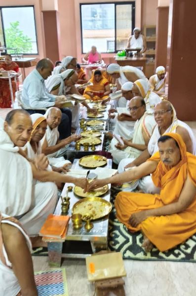 क्लर्क कॉलोनी जैन मंदिर में स्वर्ण कलशों से हुआ भगवान महावीर का अभिषेक