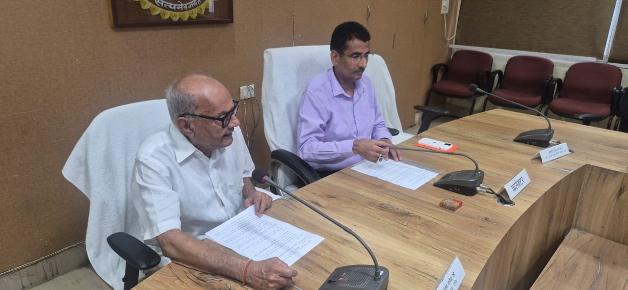 दमोह नगर पालिका की अनियमितताओं को लेकर कलेक्टर की अध्यक्षता में अहम बैठक, विधायक जयंत मलैया भी रहे मौजूद