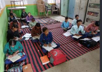 Jabalpur : बारिश में आंगनबाड़ी के छोटे कमरे में लगती हैं 8 कक्षाएं, नकटिया स्कूल की बदहाल तस्वीर