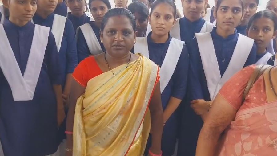 सिंघाना कस्तूरबा गांधी छात्रावास की छात्राएं पूर्व अधीक्षिका की पुनः पोस्टिंग के विरोध में सड़क पर उतरीं
