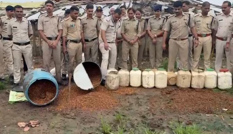 Damoh में अवैध शराब के खिलाफ ताबड़तोड़ कार्रवाई, 53 लीटर कच्ची महुआ शराब जब्त