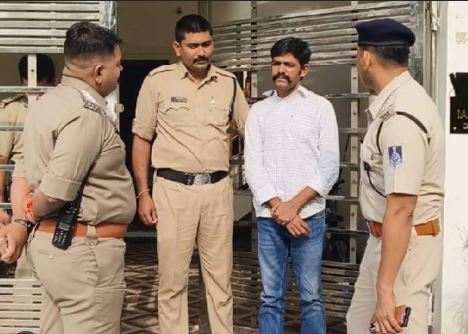 Indore में फर्जी IAS अफसर गिरफ्तार: किराए के मकान पर लगाई ‘जिला कलेक्टर’ की नेमप्लेट, होटल में बिल देने के लिए बताया PA आएगा