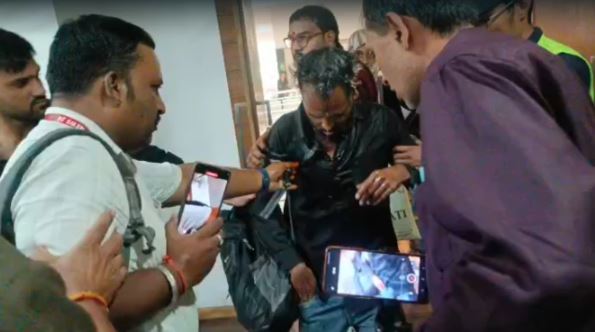 Indore : कलेक्टर कार्यालय की जनसुनवाई में हड़कंप, वाहन विवाद को लेकर व्यक्ति ने खुद पर डाला ज्वलनशील पदार्थ
