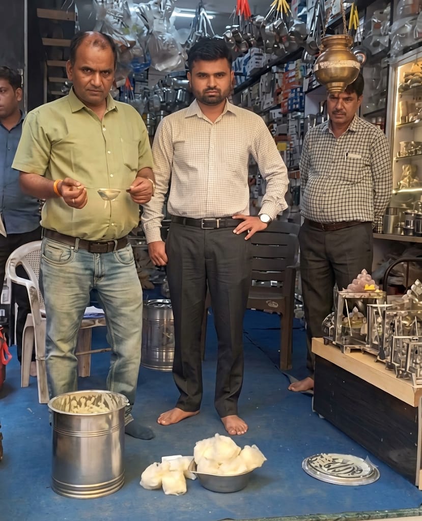 सारंगपुर में 8 किलो संदिग्ध घी जब्त कर कराया नष्ट, दूध का भी लिया सैंपल