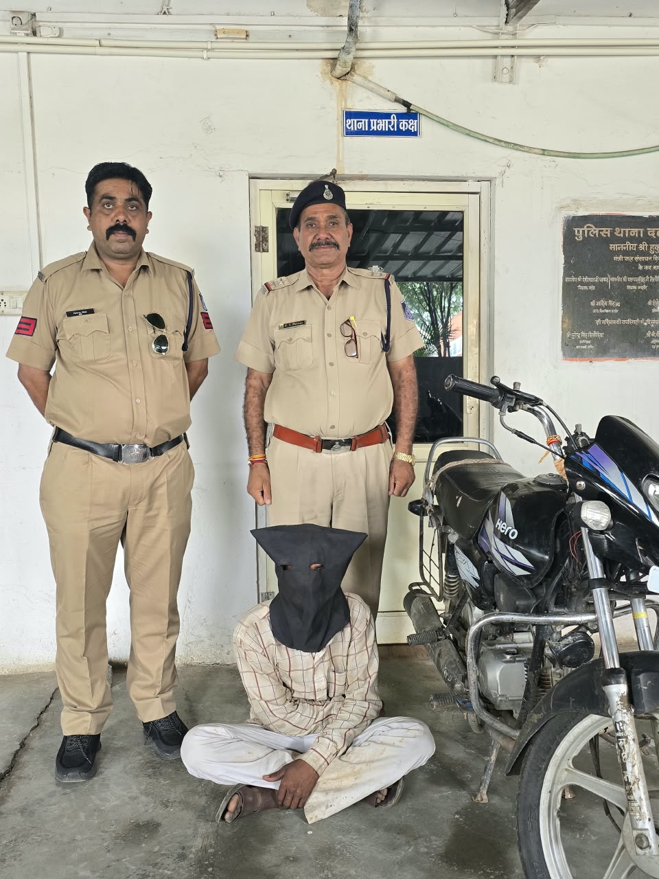 पान दुकान की चोरी की जांच में खुला बाइक चोरी का राज, दलौदा पुलिस ने 19 वर्षीय आरोपी को दबोचा