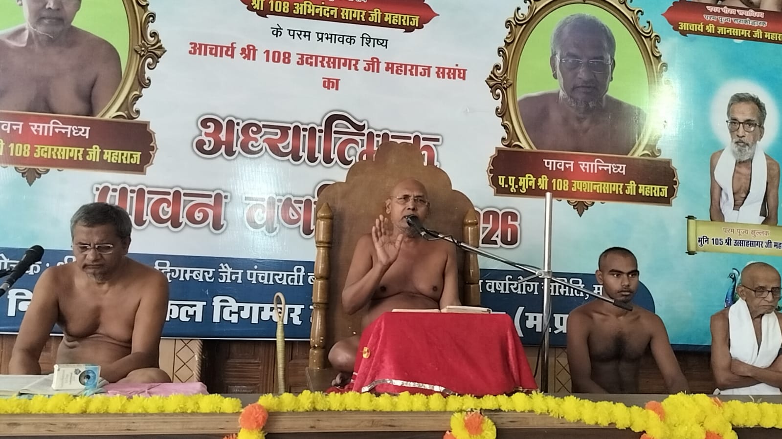 मुरैना में आचार्यश्री उदारसागर ने समझाया अमूढ़दृष्टि का महत्व, अंधविश्वास से बचने की दी सीख
