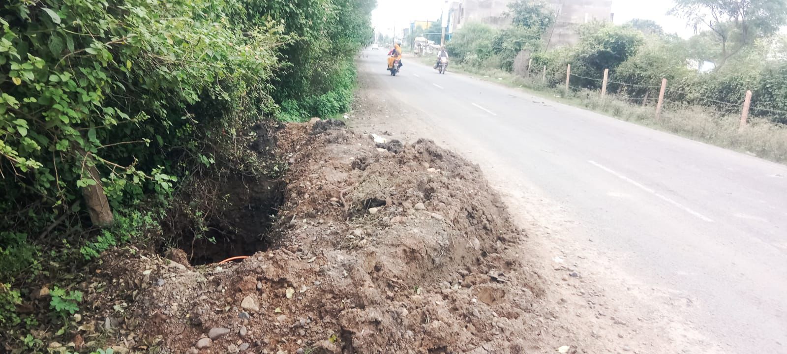Silwani-Bareli मार्ग पर खुले गड्ढे बने हादसों का खतरा, 5G लाइन बिछाने में लापरवाही का आरोप
