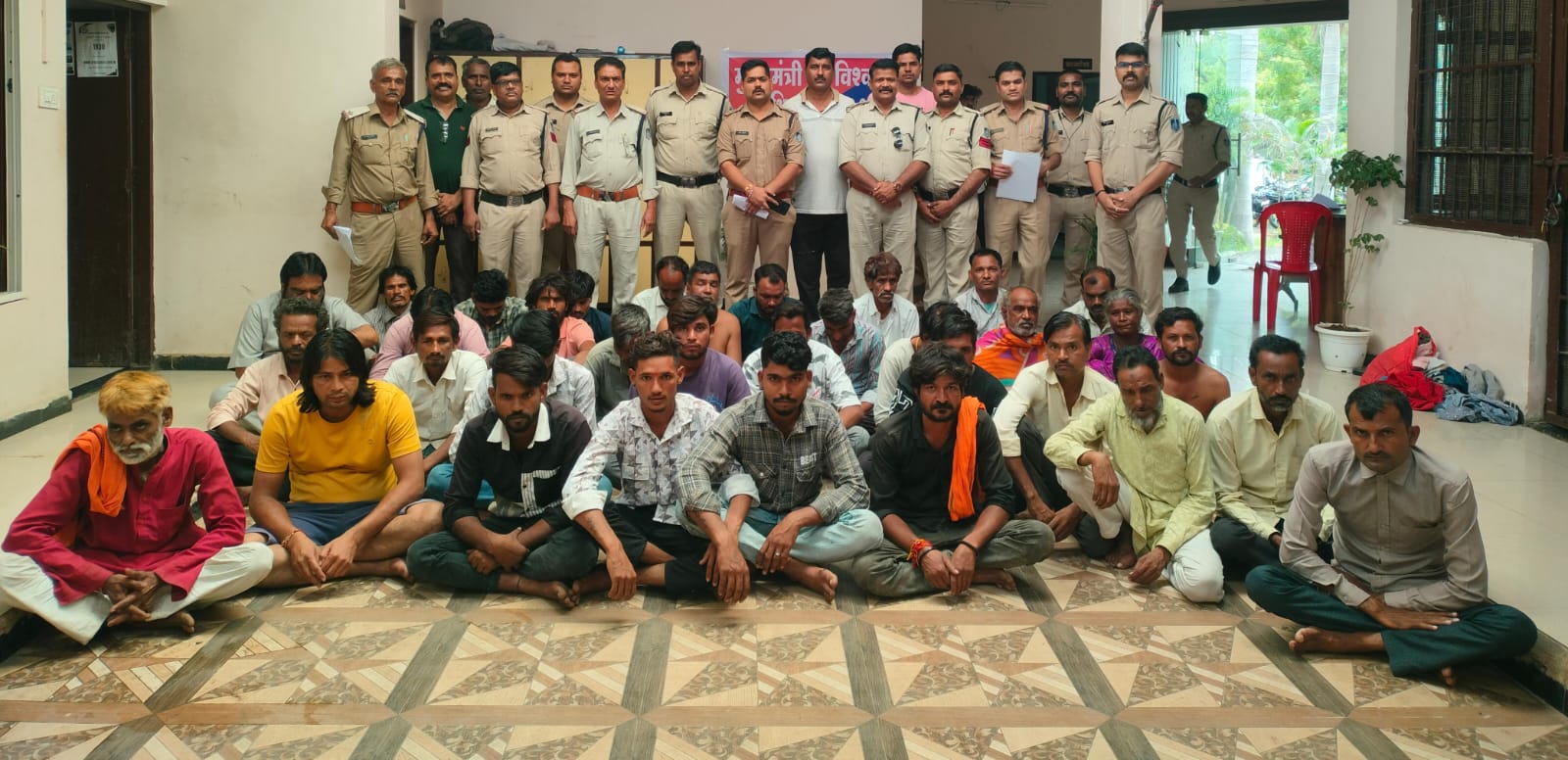 Rajgarh पुलिस का बड़ा अभियान: सारंगपुर में 44 वारंटियों पर कार्रवाई, 8 स्थायी वारंटी पकड़े