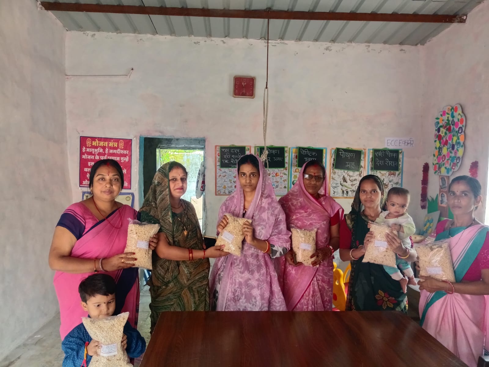 वार्ड 29 में शासन के निर्देश पर SAM-SUW बच्चों को चना, मुरमुरा और गुड़ से तैयार RTE पोषण पैकेट वितरित किए गए