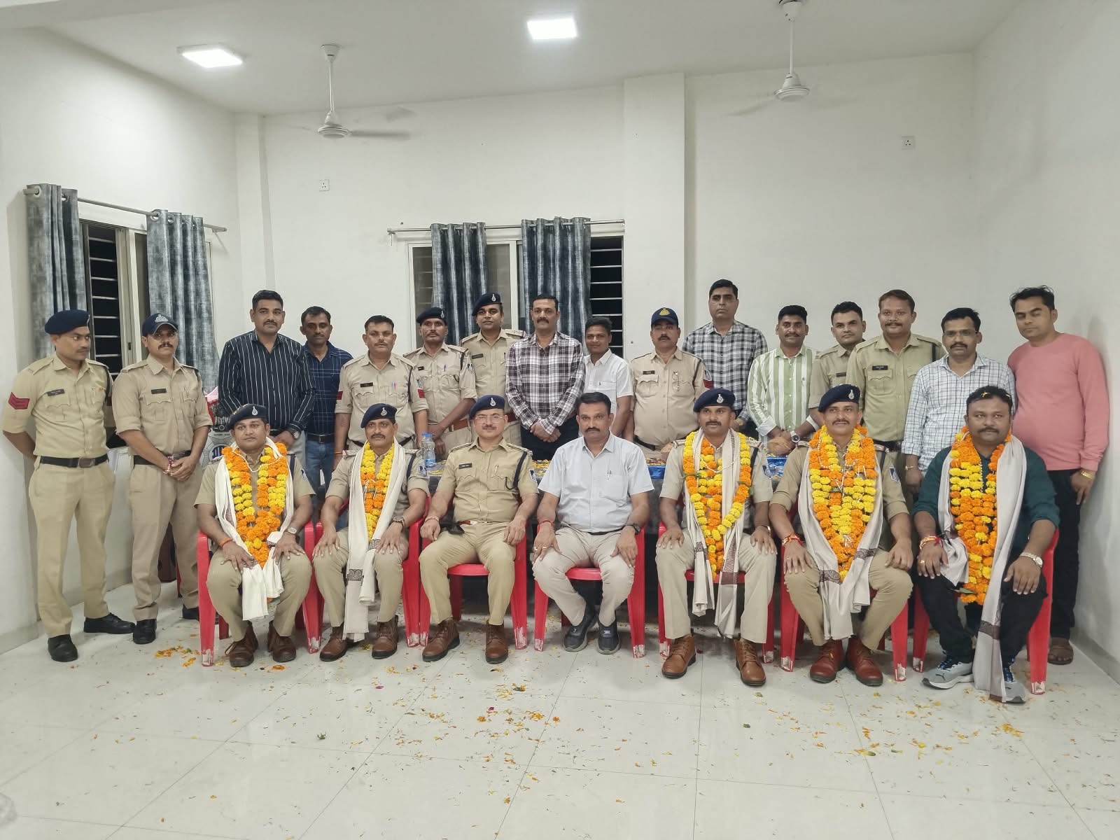 थाना मनावर में स्थानांतरित अधिकारियों का विदाई समारोह, नवपदस्थ अधिकारियों का हुआ स्वागत