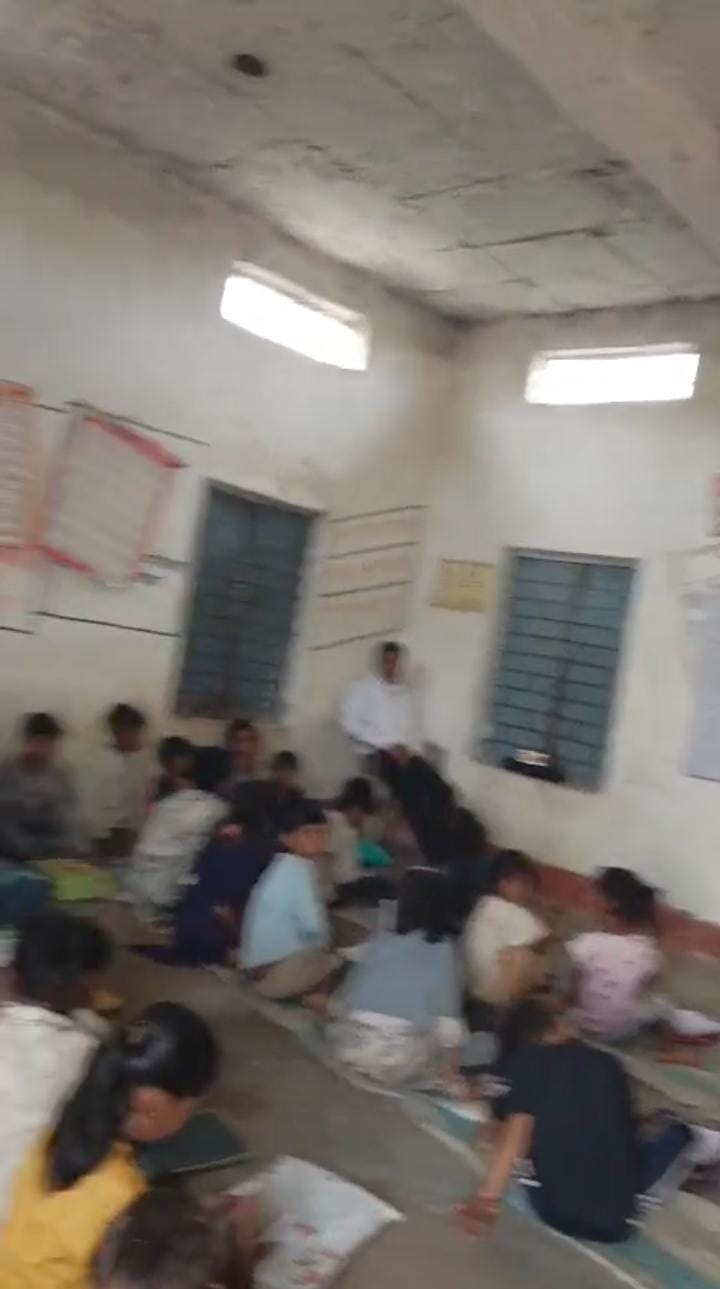 Guna के सरकारी स्कूल में शिक्षा व्यवस्था पर सवाल: किताबों की जगह YouTube पर रामायण-महाभारत दिखाने का आरोप