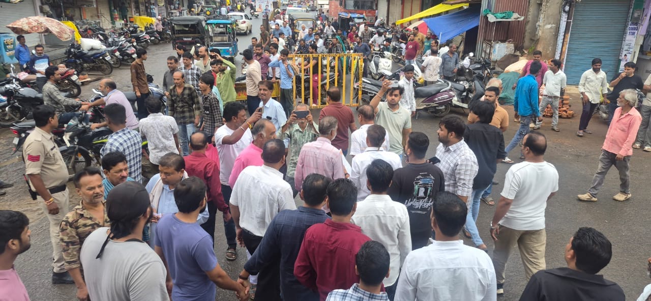 Damoh : जिला व्यापारी महासंघ ने शहर की व्यवस्थाओं को लेकर सौंपा ज्ञापन, यातायात और अतिक्रमण हटाने की मांग