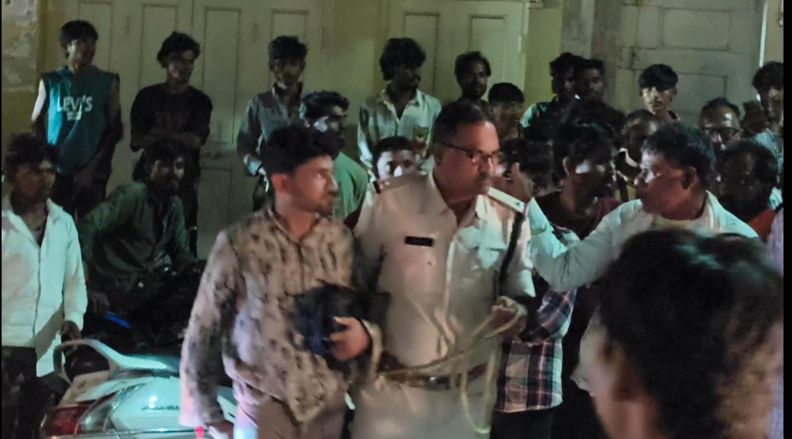भीकनगांव : ग्रामीणों ने आरोपी पकड़कर पुलिस को सौंपा, प्रेस नोट में CCTV-मुखबिर से गिरफ्तारी का दावा