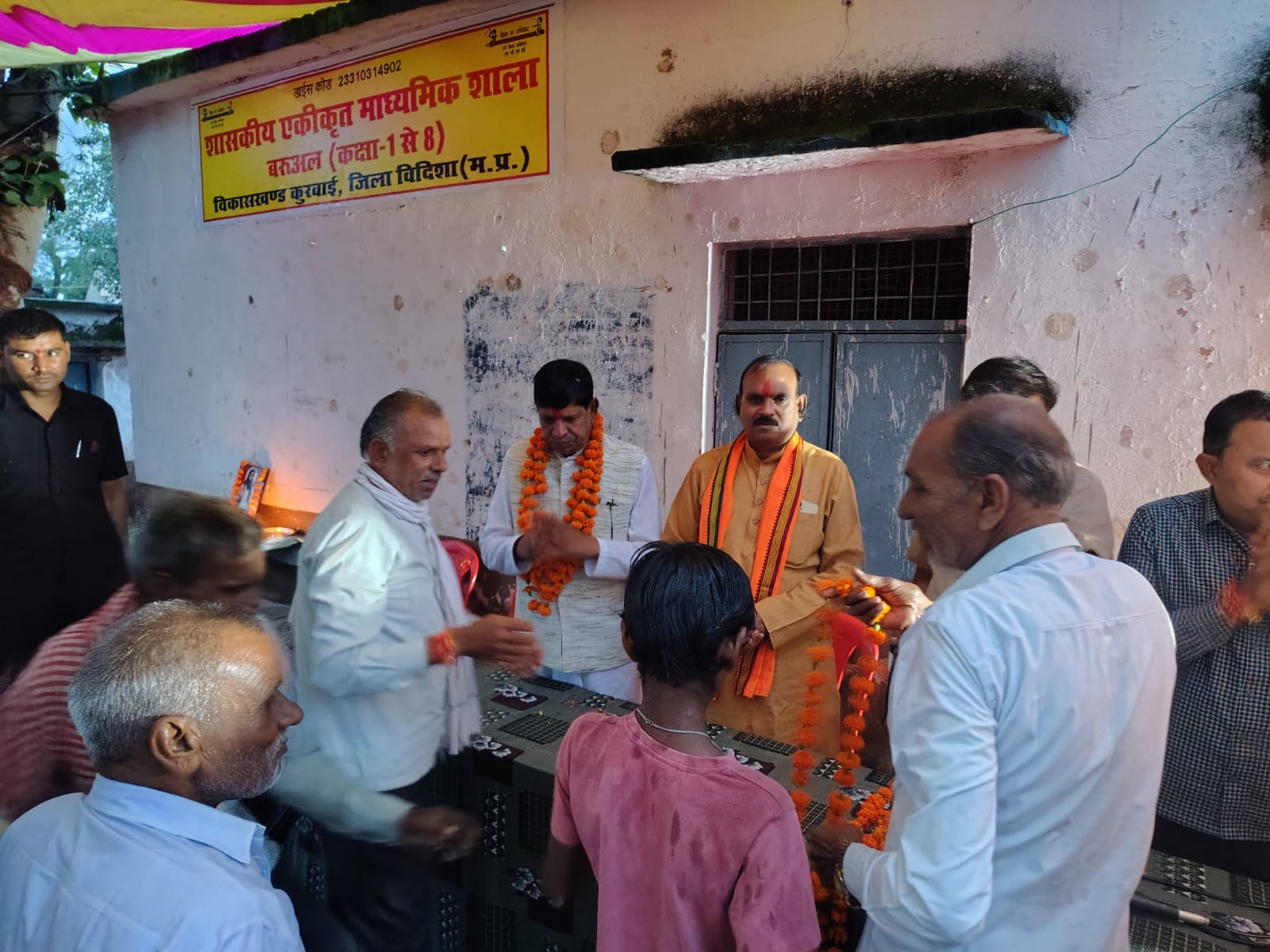 Kurwai विधानसभा में संत रविदास जी की जन्मभूमि की मिट्टी लेकर निकाली जा रही रथ यात्रा, बरुअल में हुआ भव्य स्वागत