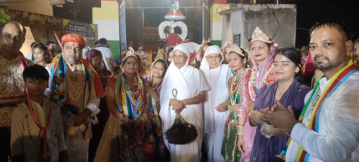 आरती शोभायात्रा में पुष्पवर्षा से भक्तिमय हुआ अम्बाह, सामूहिक जाप में शामिल हुए श्रद्धालु