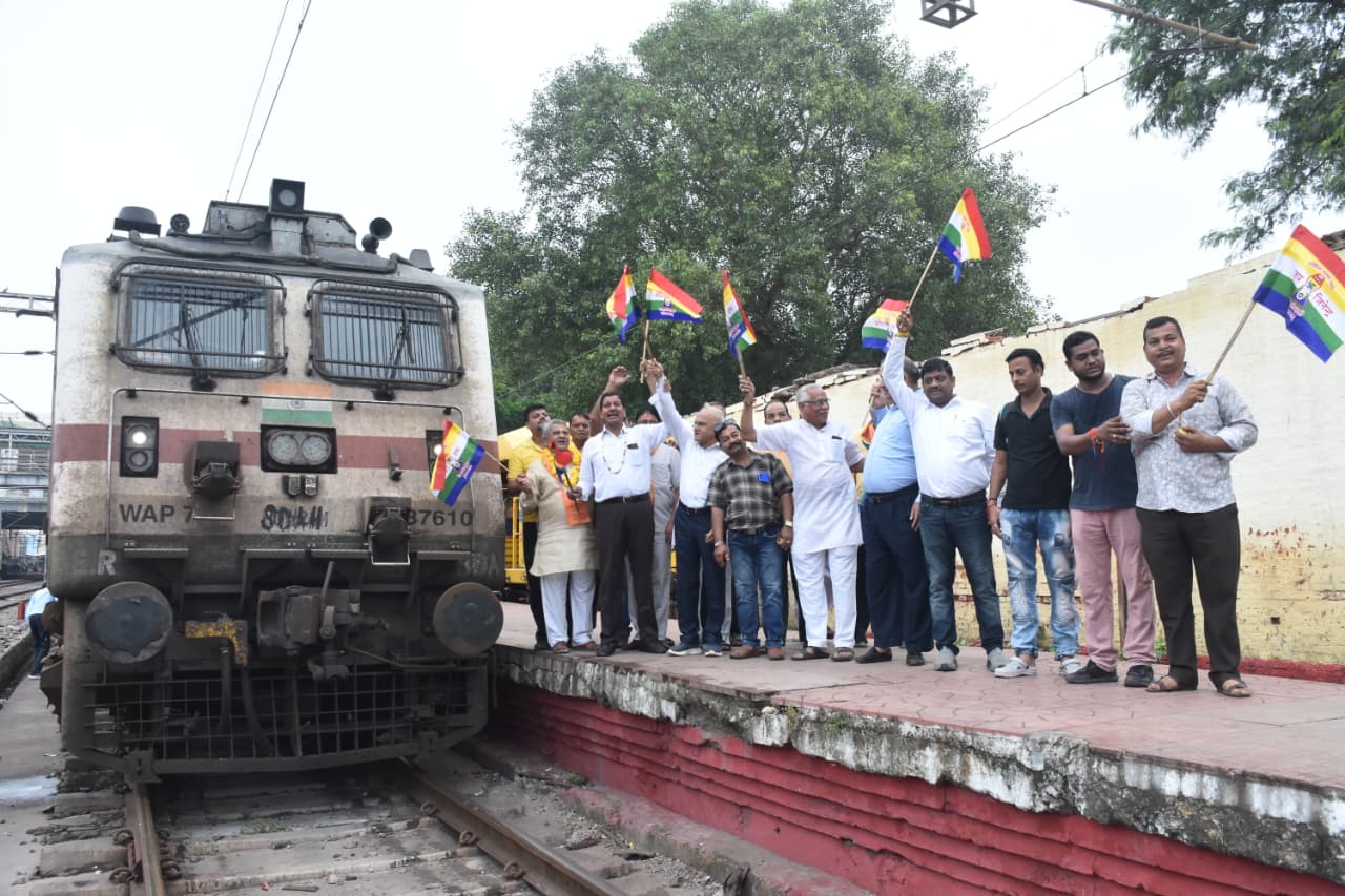 Gwalior अंचल से 1111 जैन तीर्थयात्री चंबल एक्सप्रेस से पांच दिवसीय श्री सम्मेद शिखर यात्रा पर रवाना
