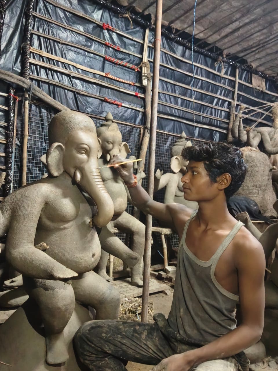 Damoh : महंगाई के बीच हुनर की मिसाल, दिन-रात मेहनत कर प्रतिमाओं को आकार दे रहे मोनू रैकवार