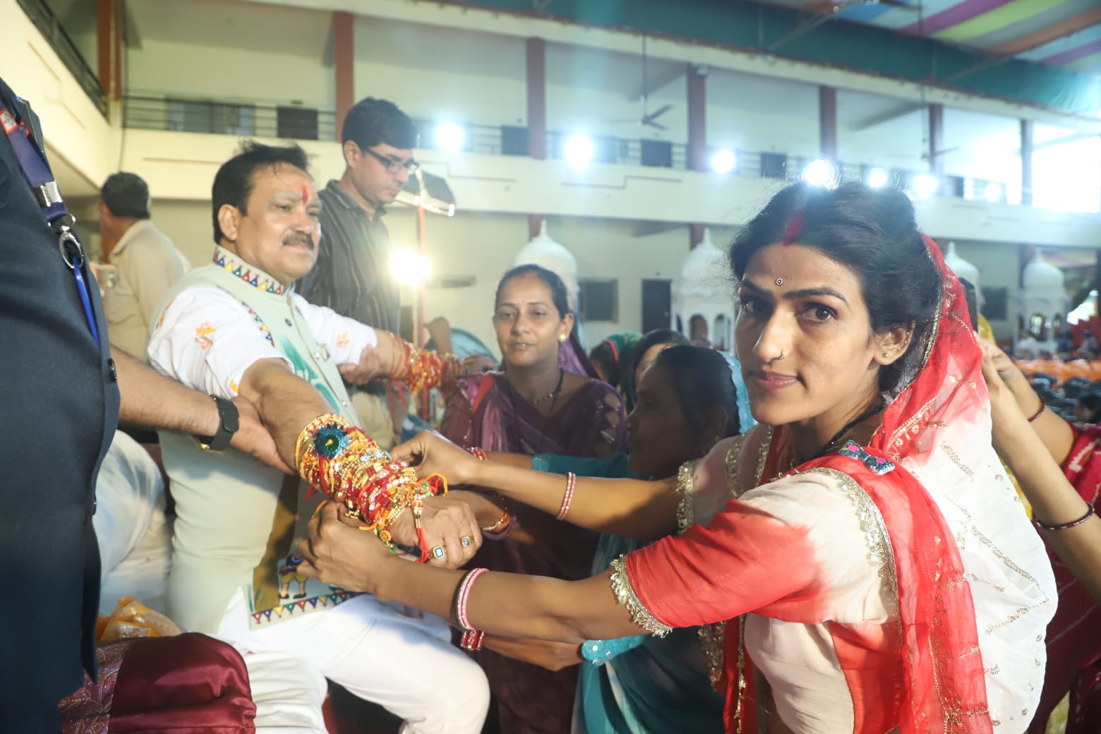 Sarangpur : रक्षाबंधन पर सारंगपुर में उमड़ा लाड़ली बहनों का स्नेह, मंत्री डॉ. गौतम टेटवाल ने बांधा सेवा और सुरक्षा का भरोसा
