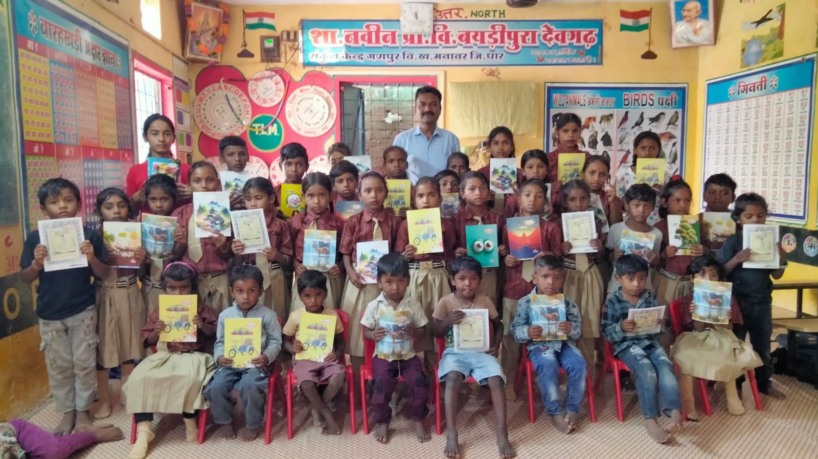 10 वर्षों से सेवा में जुटे डॉ. मयंक पाटीदार ने देवगढ़ के बच्चों को दी पढ़ाई की सामग्री
