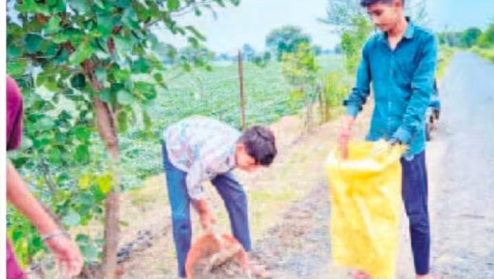 पड़ाना : प्रशासन की अनदेखी से परेशान स्कूली बच्चों ने फावड़ा उठाकर सड़क के जानलेवा गड्ढे भरे, ग्रामीणों ने प्रयास की सराहना की।