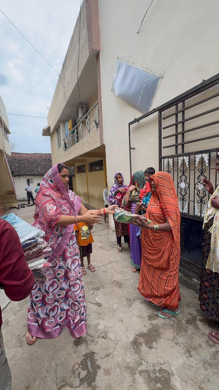 स्व. वेस्ता पटेल की 23वीं पुण्यतिथि पर श्रद्धांजलि, जरूरतमंद महिलाओं को वितरित की साड़ियां