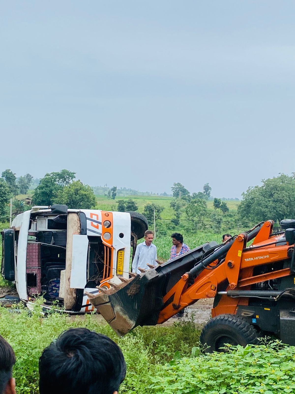 BREAKING: झिरन्या में बड़ा बस हादसा, ब्रेक फेल होने से सड़क पर पलटी यात्री बस; 5 साल की बच्ची समेत 13 घायल