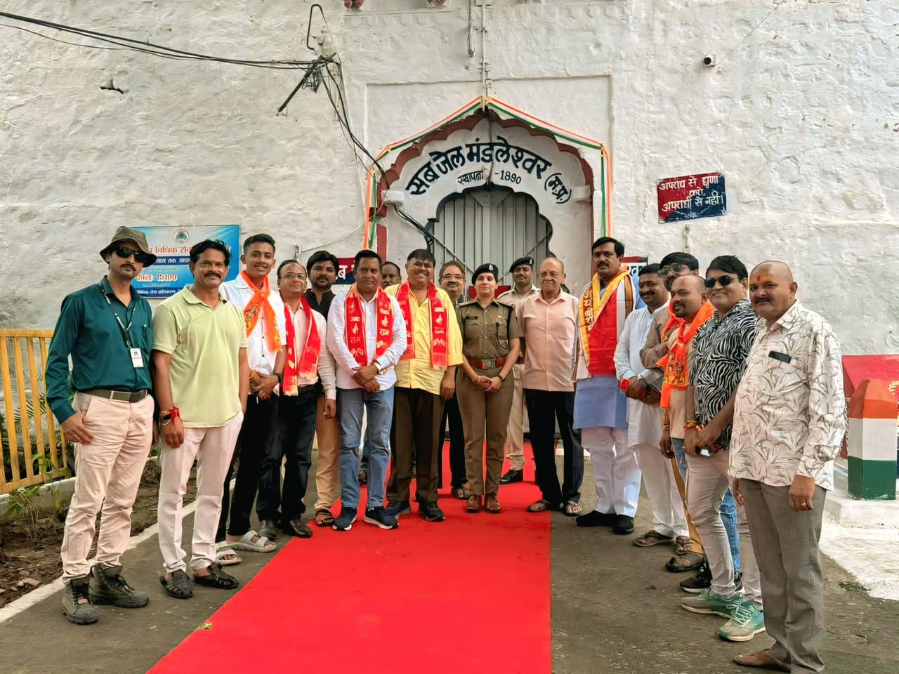 Mandleshwar : जन्माष्टमी पर ऐतिहासिक मंडलेश्वर जेल में गूंजा श्रीकृष्ण जन्मोत्सव, सुंदरकांड-भक्ति गीतों से भक्तिमय हुआ परिसर