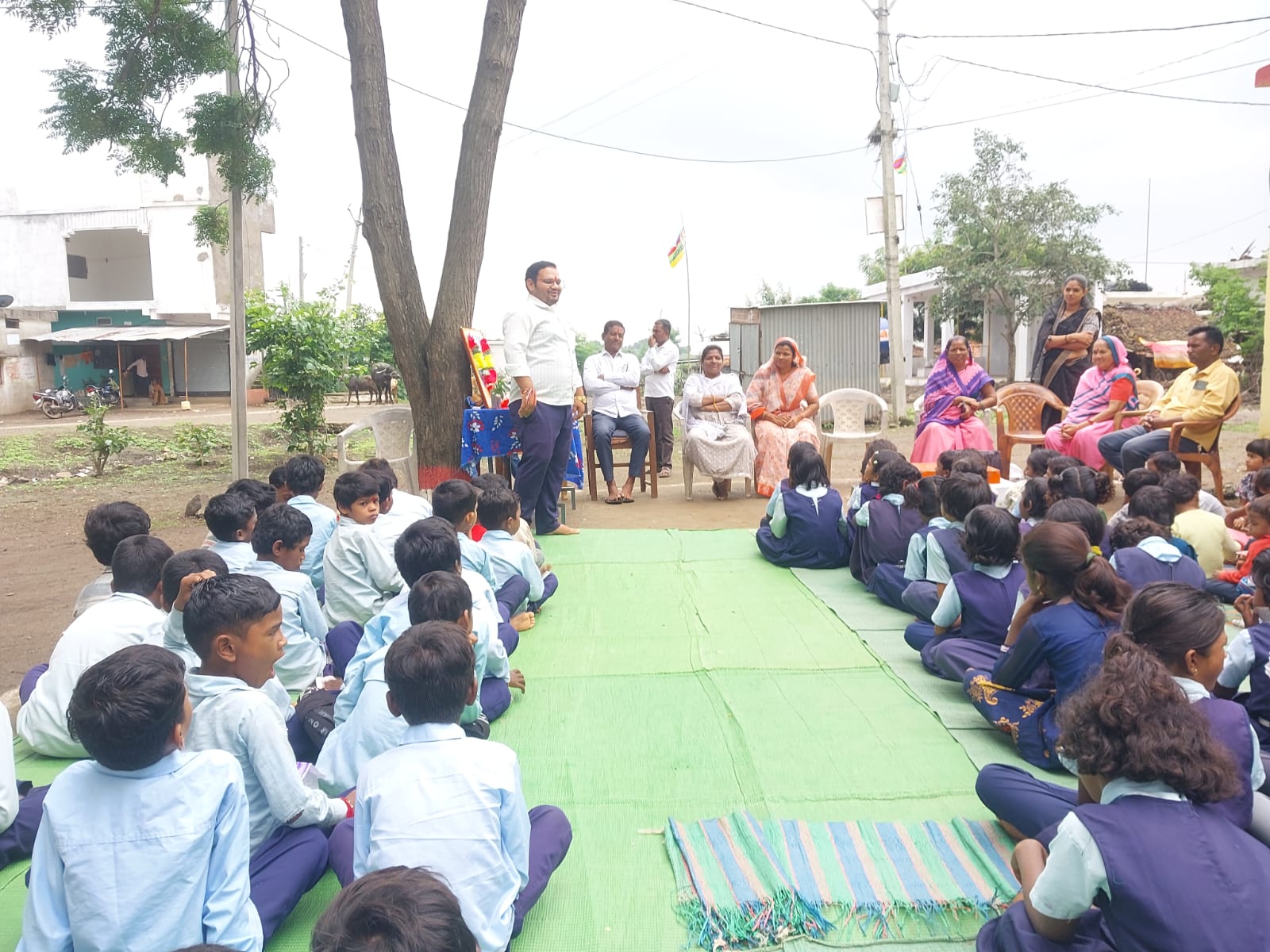 बरखेड़ के प्राथमिक विद्यालय में शिक्षक दिवस पर बच्चों ने श्रीफल भेंट कर गुरुजनों का सम्मान किया