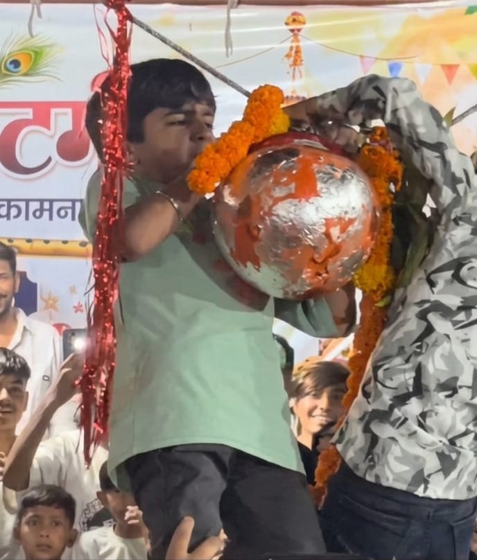 सारंगपुर में जन्माष्टमी पर दही हांडी प्रतियोगिता, युवाओं के जोश से मुखर्जी चौक गूंजा जयकारों से