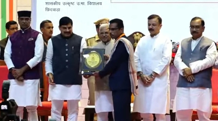 घुवारा का गौरव बढ़ा, प्राचार्य बी.एल. प्रजापति को मिला श्रेष्ठ शिक्षक सम्मान 2026