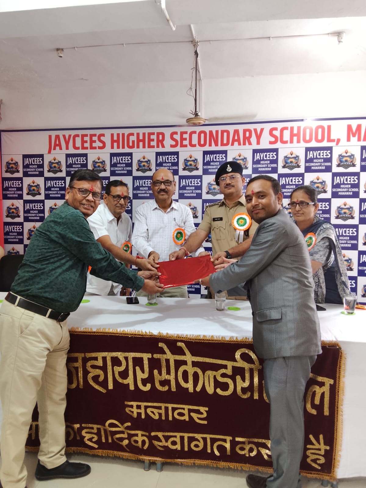 मनावर में शिक्षक दिवस पर खास पहल, TI राजेश यादव ने छात्रों को बताए साइबर ठगी से बचने के 5 जरूरी मंत्र