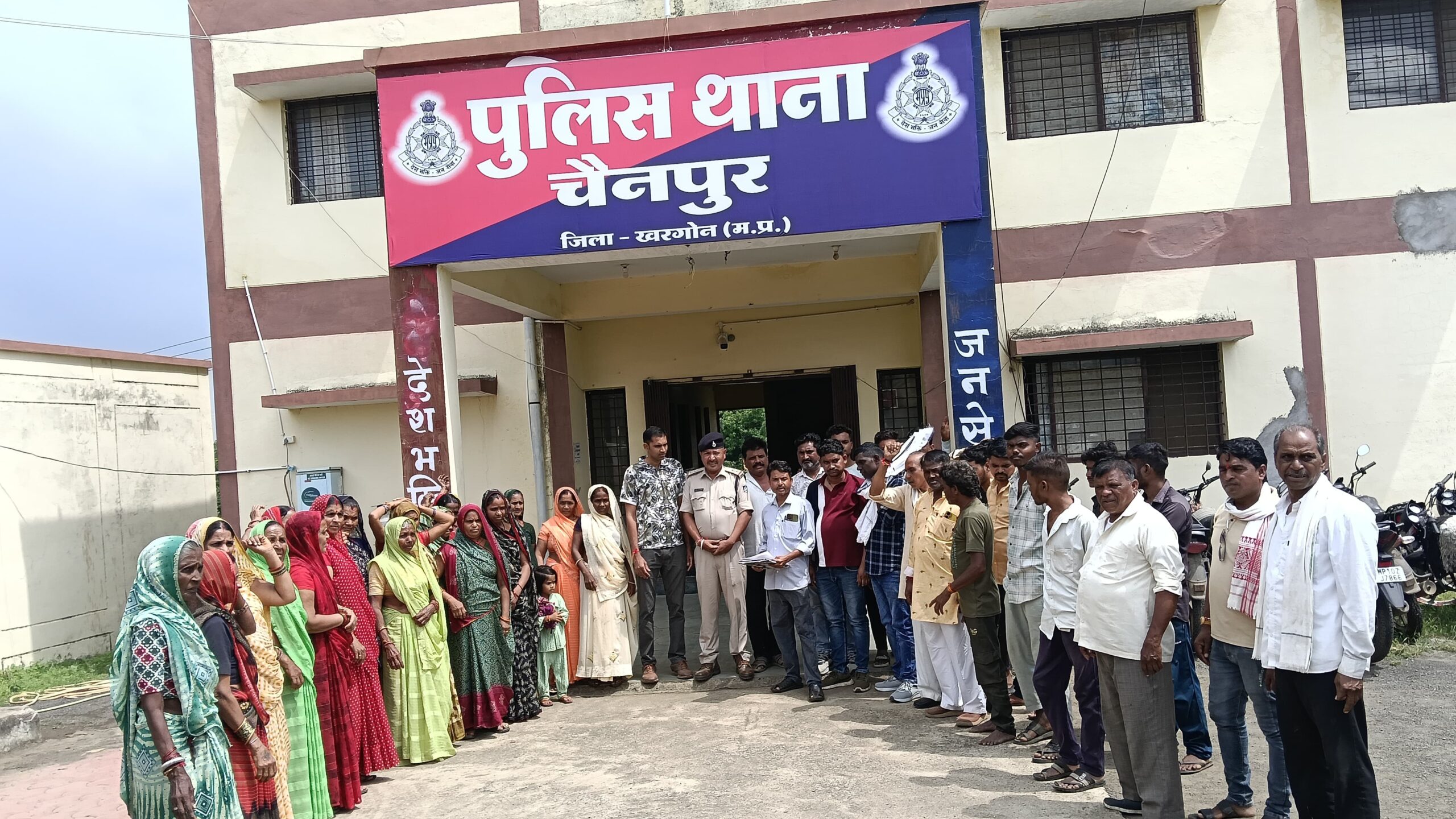गांव में ठेका नहीं, फिर साईखेड़ा में शराब कहां से आ रही? महिलाओं ने खोला मोर्चा