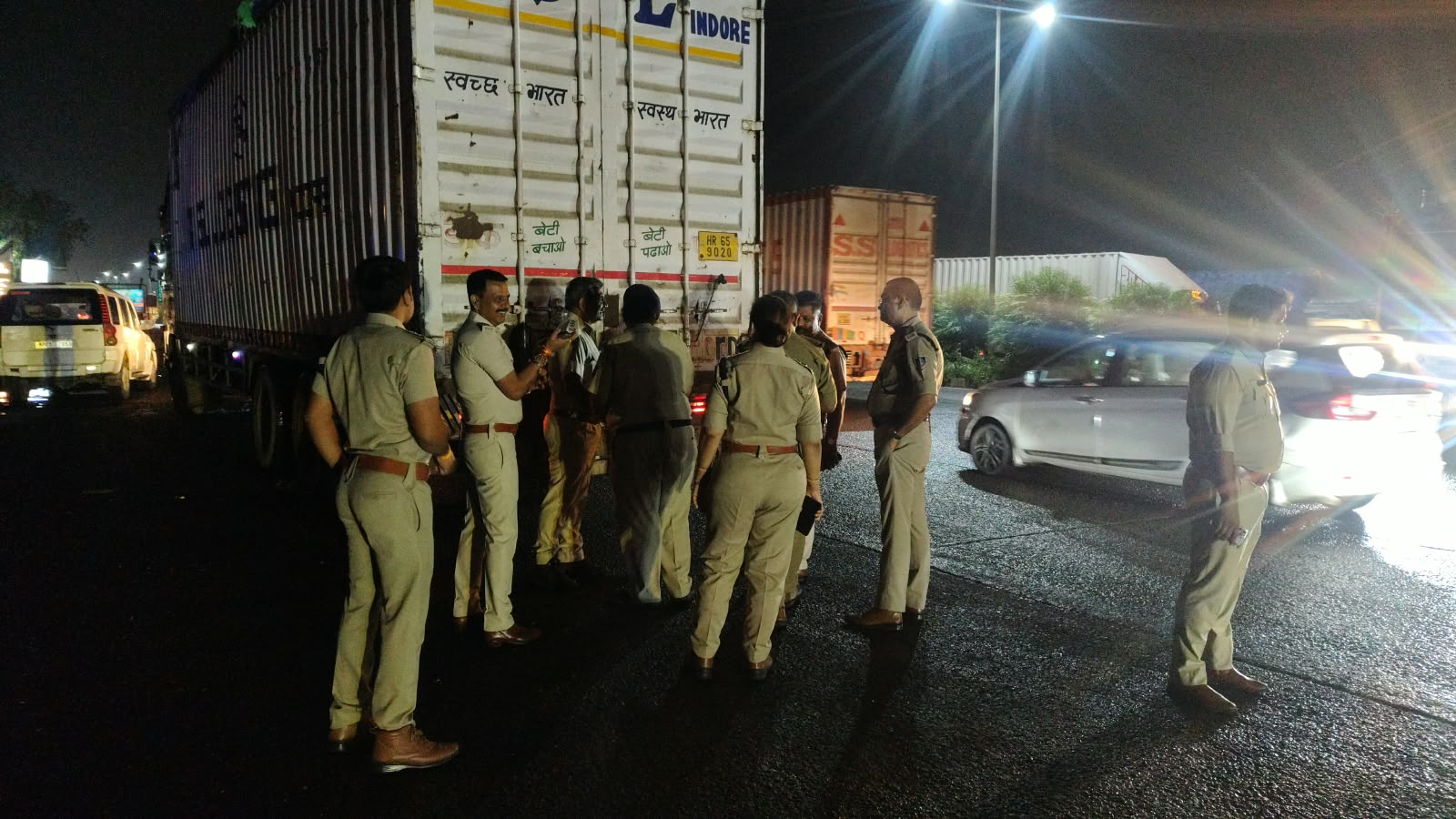 Indore बायपास पर आबकारी विभाग की सघन चेकिंग, अवैध शराब के परिवहन पर कसा शिकंजा