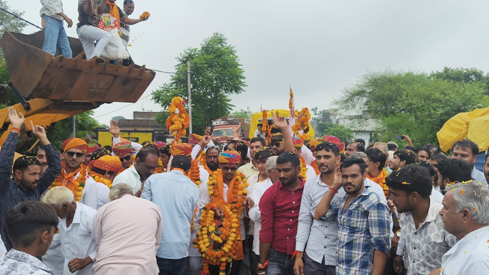 आस्था की 485 किलोमीटर पदयात्रा: सुरसुरा से अखंड ज्योत लेकर रामपुरिया खेड़ा पहुंचे श्रद्धालु, ग्रामीणों ने किया भव्य स्वागत