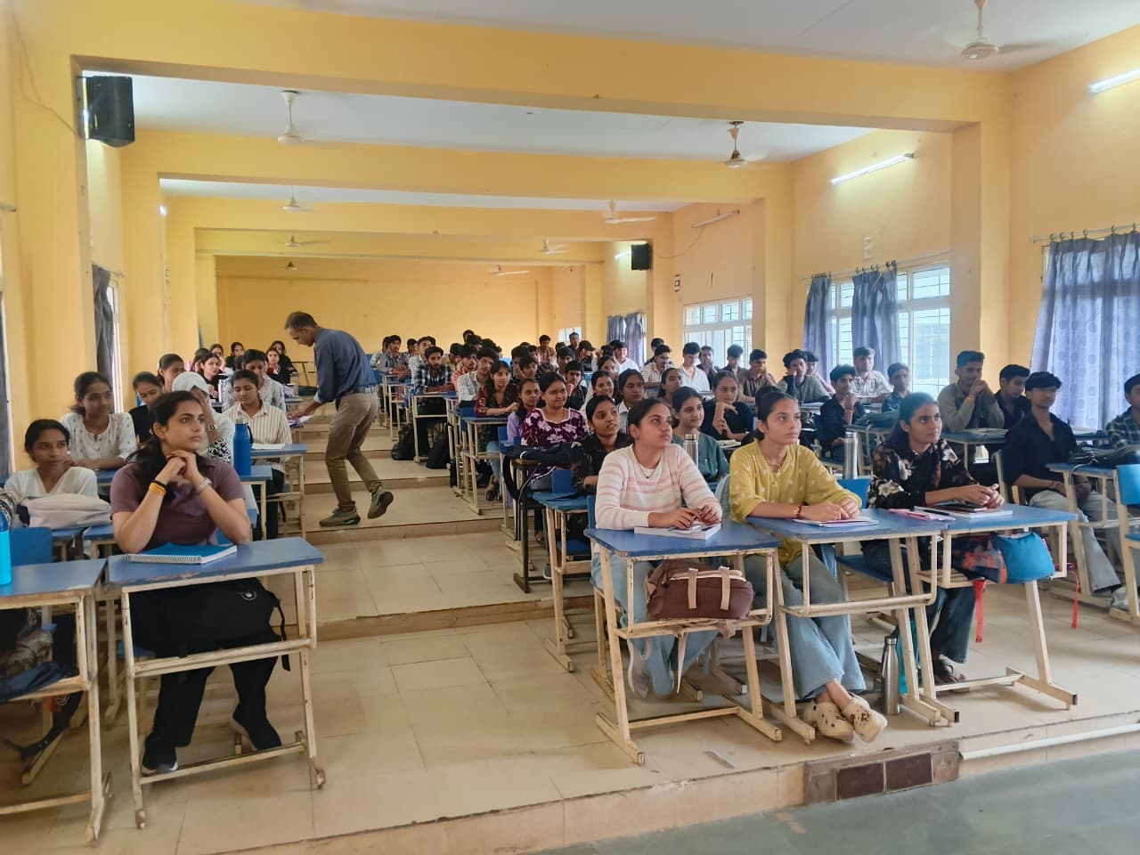 रतलाम में ‘मेरा युवा भारत’ के तहत विकसित भारत युवा संवाद और क्विज को लेकर विशेष बैठक