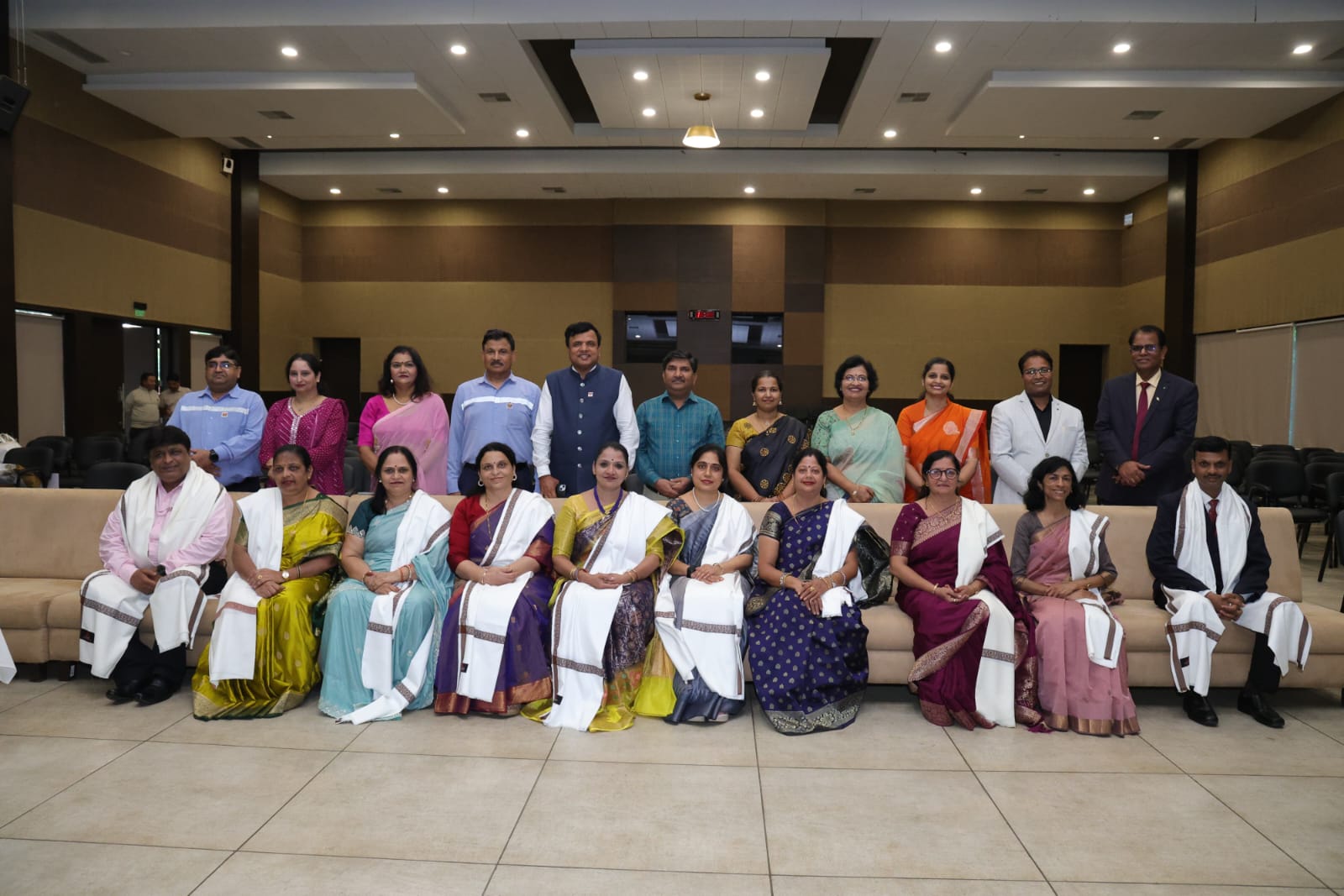 25 साल की सेवा को सलाम: ग्रेसिम ने 10 शिक्षकों को किया सम्मानित, 50 से अधिक प्रशिक्षकों का भी अभिनंदन