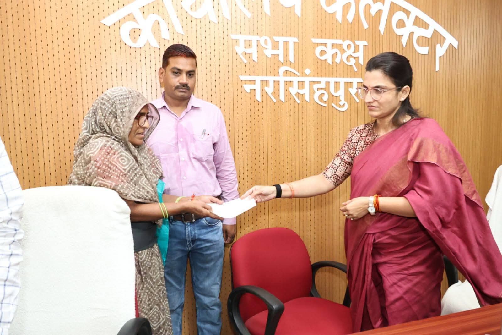 Narsinghpur जनसुनवाई में कलेक्टर ने सुनीं लोगों की समस्याएं, कैंसर पीड़ित बच्ची के इलाज के लिए 10 हजार की सहायता