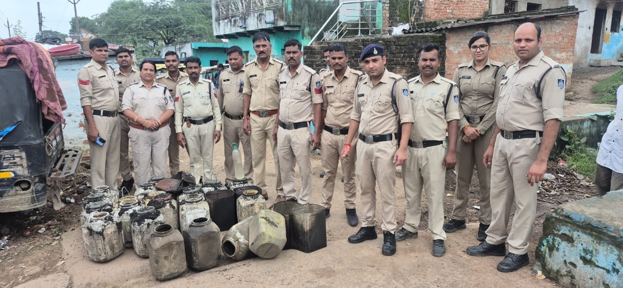 Damoh : जमीन में दफन था अवैध शराब का जखीरा, पुलिस ने खोदकर निकाला महुआ लहान और किया नष्ट