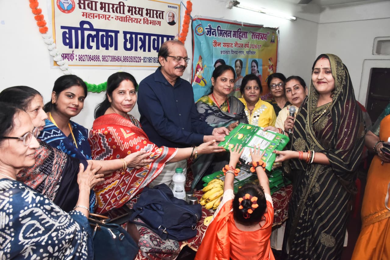 जैन मिलन महिला रत्नत्रय ने निर्धन छात्र-छात्राओं को बांटा स्वल्पाहार, शिक्षिकाओं का किया सम्मान