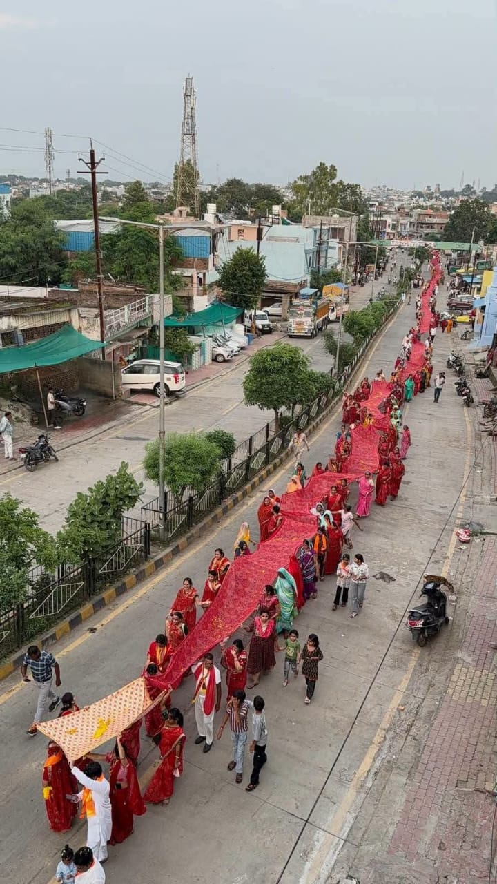 नागदा में आस्था का अद्भुत नजारा: 251 मीटर की चुनरी लेकर 5 KM चले हजारों श्रद्धालु