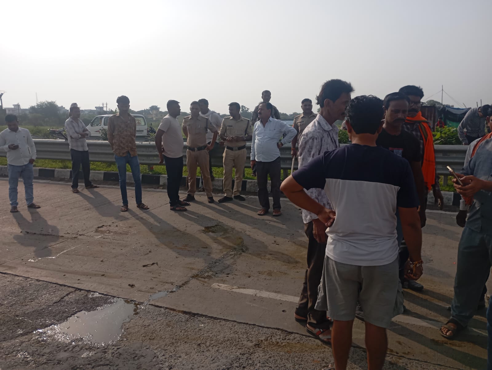 भोपाल रोड पर ट्रक ने 10 गायों को कुचला, मौके पर पहुंची पुलिस और नगर परिषद टीम