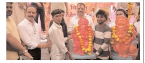 Umang Singhar ने गंधवानी में शुरू किया गणेश प्रतिमाओं का वितरण, बच्चों की मांग पर बोरिंग की स्वीकृति