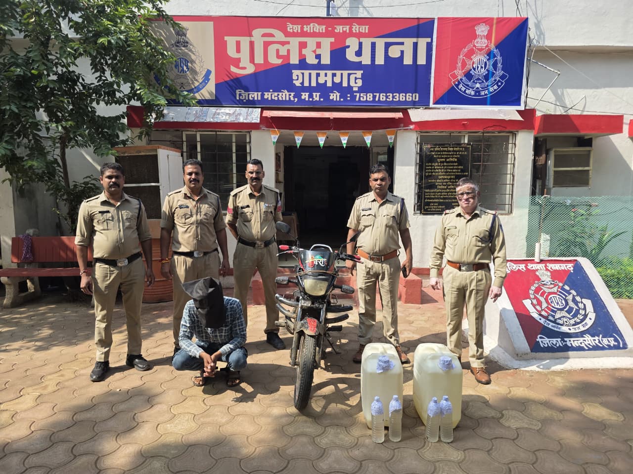 Mandsaur : अवैध महुआ शराब पर पुलिस का शिकंजा, मोटरसाइकिल सहित 60 लीटर शराब जब्तr