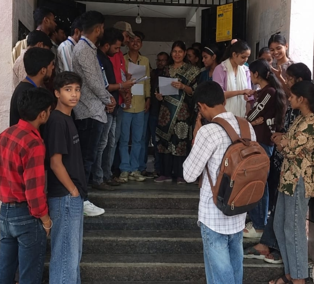 दिल्ली हादसे के बाद सारंगपुर में अलर्ट मोड में NSUI, कॉलेज भवन की सुरक्षा को लेकर सौंपा ज्ञापन
