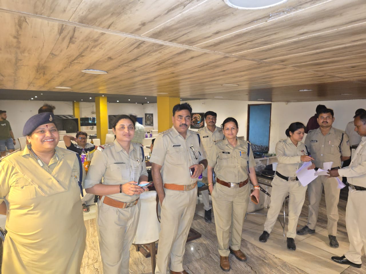 Indore : कैट रोड पर ढाबों की सघन जांच, अवैध मदिरा सेवन के खिलाफ आबकारी विभाग का शिकंजा