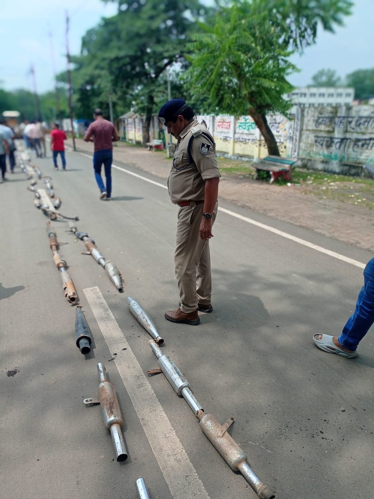 Damoh : साइलेंसर पर सख्ती, भारी वाहनों पर खामोशी! किल्लाई नाका की नो-एंट्री व्यवस्था पर सवाल