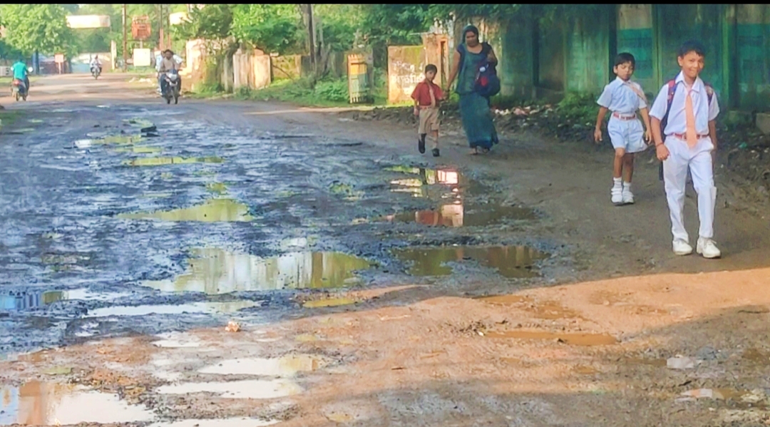 PWD और सड़क निर्माण एजेंसियों पर कलेक्टर के निर्देशों की अनदेखी का आरोप, 17 दिन बाद भी सड़कें बदहाल