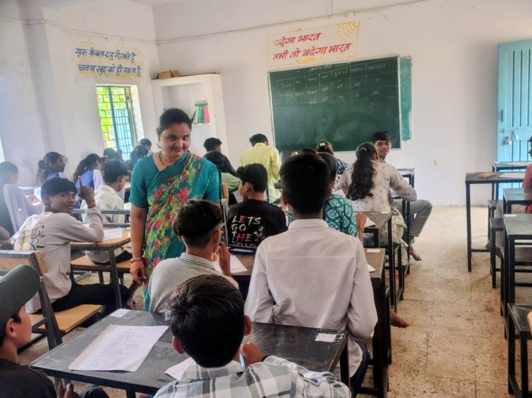 Manwar में त्रैमासिक परीक्षाओं की हलचल तेज, 9वीं से 12वीं तक के विद्यार्थी परीक्षा में जुटे